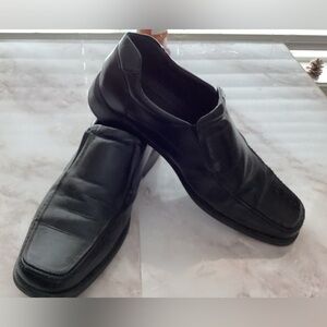 mens gently used black loafer